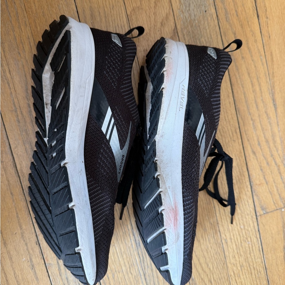 Brooks Revel Black Running Shoes - Picture 3 of 5